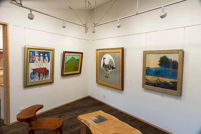 佐藤暢男の世界を中心に広がる展示