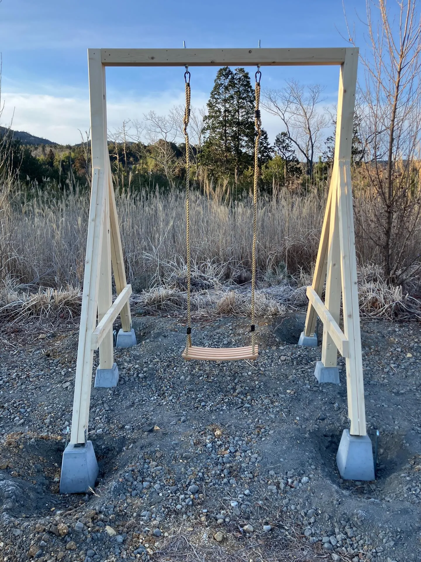 ガーデン内にブランコを設置しました。