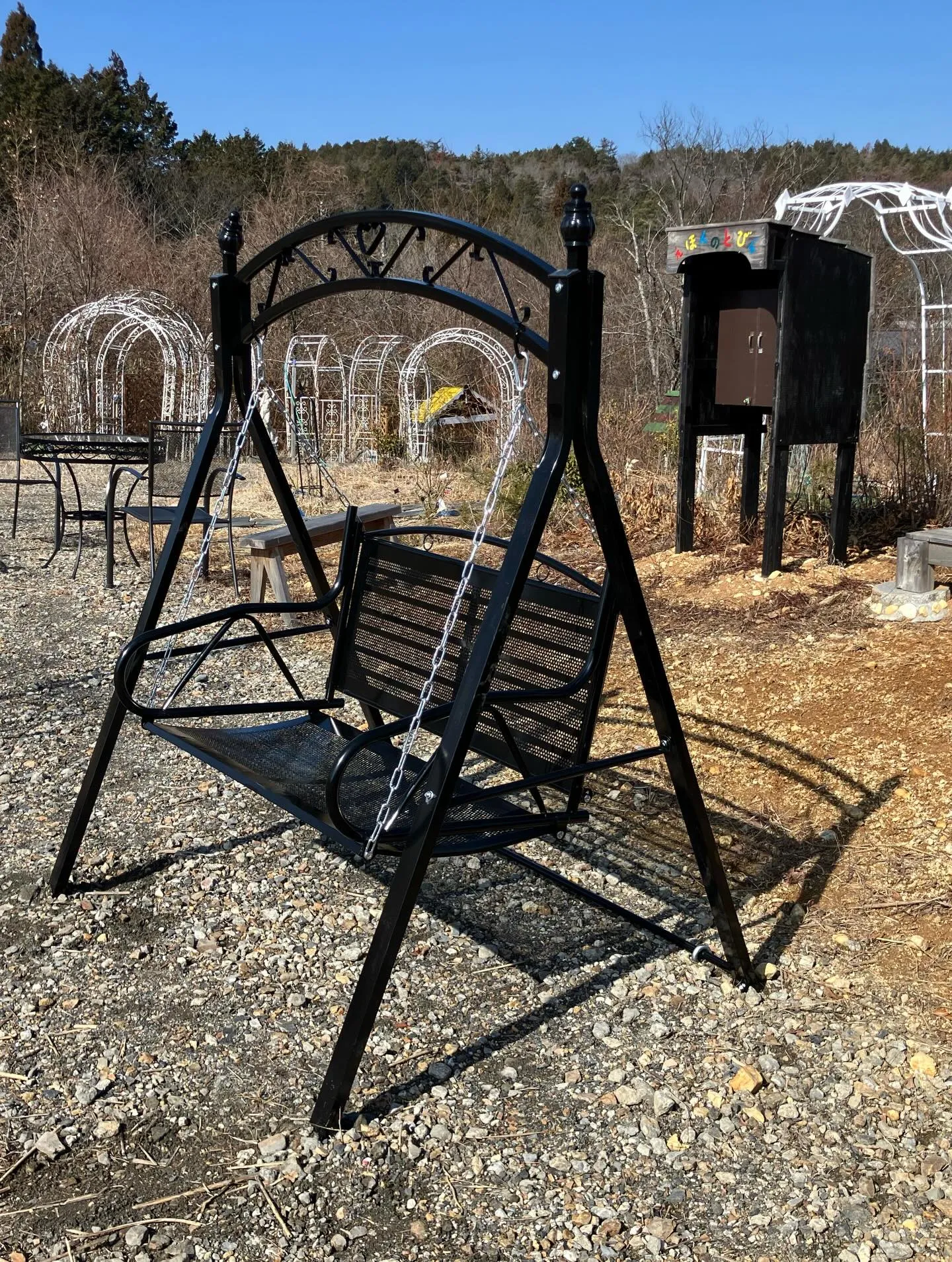 ガーデン内にブランコを設置しました。