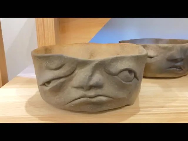 山口巧さんの「顔」植木鉢を展示しました。